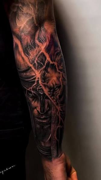 Wood Tattoo koyu gerçekçilik kurt temalı kol dövmesi