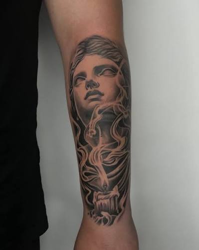 Wood Tattoo balina ve pusula temalı ince çizgi dövme